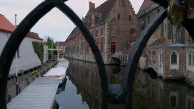 Sint-Janshospitaal ve Brugge Belçika içinde belgili tanımlık geçmiş kanalda Katelijnestraat parmaklıklar arkasında kamera slaytlar