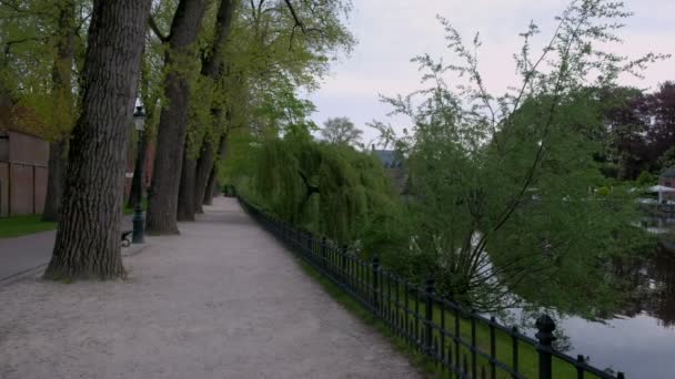 Camera Pans Begijnenvest Minnewater Kasteel Brugge Belgium Calm Spring Morning — Stock Video