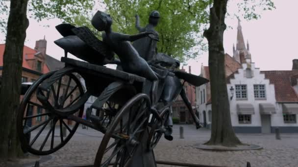 Fotoaparát Snímky Zpoza Sochy Walplein Náměstí Bruggách Rozostřeného Tradiční Domy — Stock video