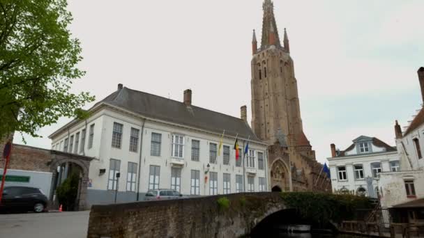 Dönthető Spire Miasszonyunk Templom Bruges Dijver Csatorna Híd Autók Vannak — Stock videók