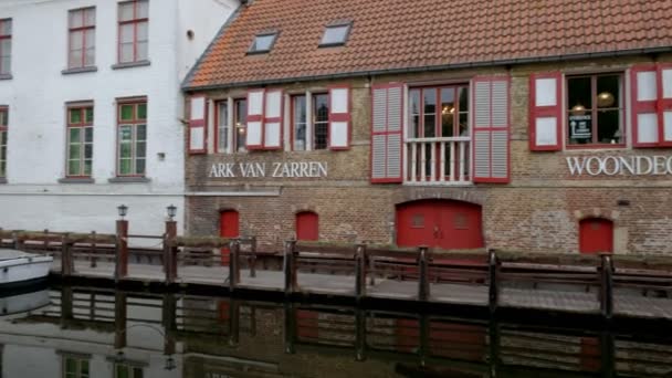 Schwenk Und Neigung Vom Altbau Zur Turmspitze Unserer Frauenkirche Brügge — Stockvideo