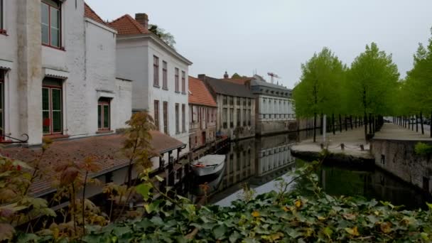 Fotocamera Scivola Piante Ponte Con Canale Dijver Dietro Bruges Belgio — Video Stock