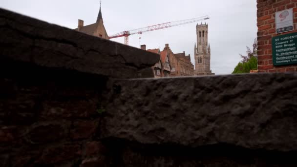 Cámara Levanta Detrás Pared Para Revelar Canal Dijver Campanario Brujas — Vídeo de stock