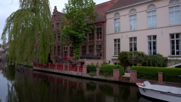 Kameraschwenks Über Den Dijver Kanal Zur Wollestraat Brücke Und Statue — Stockvideo