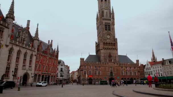 Pan Attraverso Place Bruges Con Brugge Belfry Dietro Preso Giorno — Video Stock