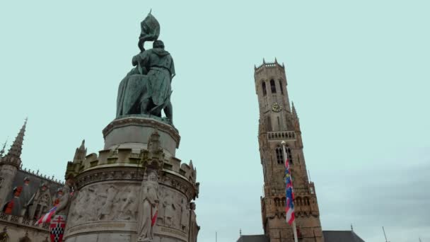 Incline Estátua Jan Breydel Pieter Coninck Bruges Markt Com Torre — Vídeo de Stock