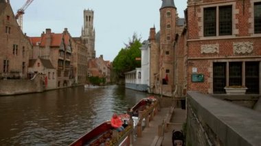 Atış Katelijnestraat kanal Bruges, Belçika yanında duvar'ın üstüne kaydırın. Çan Kulesi arka planda olduğunu 