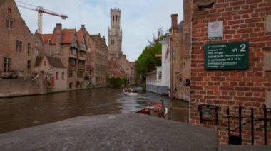 Atış Katelijnestraat kanal Bruges, Belçika yanında duvar'ın üstüne kaydırın. Çan Kulesi arka planda olduğunu 