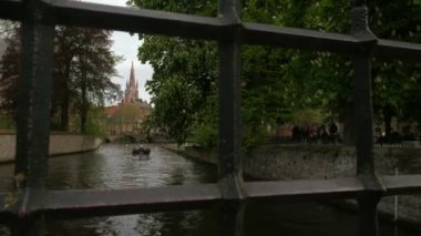 Katelijnestraat kanal ve kilise Our Lady Bruges Belçika spire parmaklıklar kamera taşır.