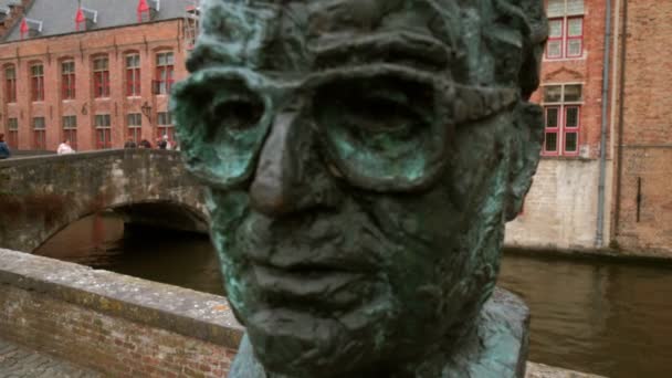 Deslize Pelo Busto Frank Van Acker Lado Canal Dijver Bruges — Vídeo de Stock