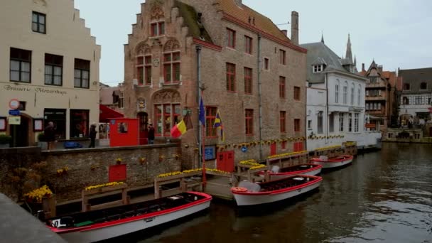 Pan Katelijnestraat Kanal Huidenvettersplein Köprü Brugge Belçika Atış Bir Bulutlu — Stok video