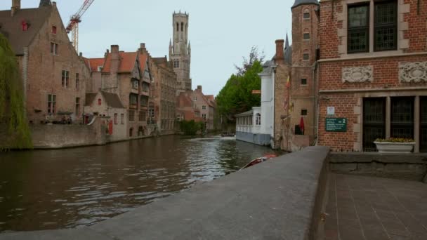 Schuif Schot Muur Naast Dijver Canal Brugge België Toren Van — Stockvideo