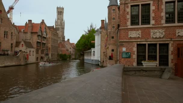 Schuif Schot Muur Naast Dijver Canal Brugge België Toren Van — Stockvideo
