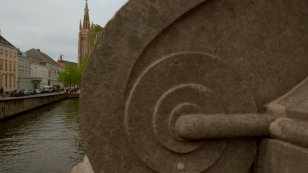 Камера Слайди Постамент Статуї Розкрити Займає Каналу Церква Богоматері Брюгге — стокове відео