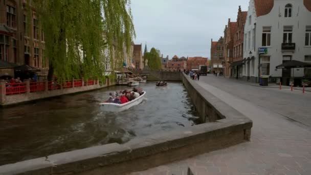 Kameran Ner Till Modern Skulptur Från Wollestraat Bridge Och Frihetsgudinnan — Stockvideo