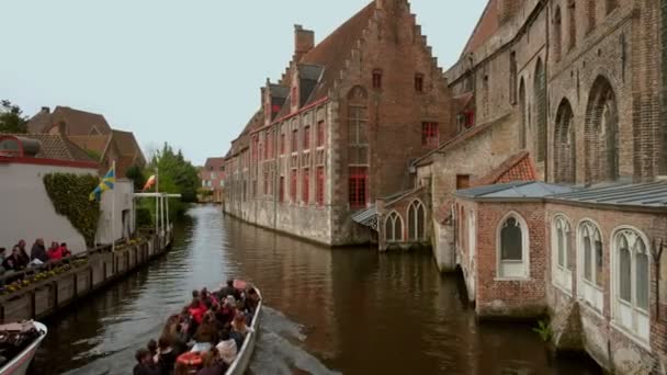 Tour Boot Vaart Langs Dijver Kanaal Naast Sint Janshospitaal Brugge — Stockvideo