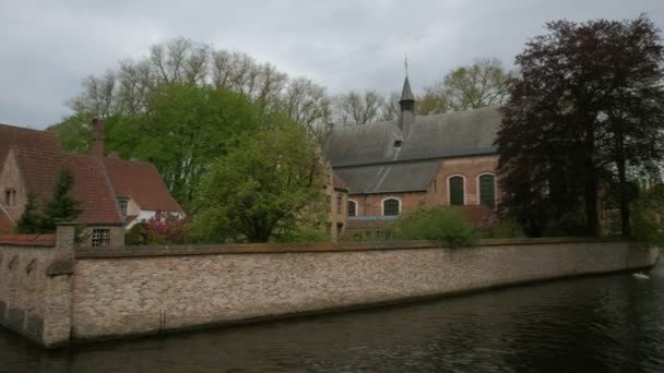 尖塔の教会の聖母ベルギーのブルージュ Brugge に向かっているから徒歩 分の運河にベギン修道院からパンします — ストック動画