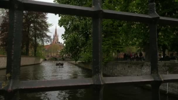 Kamera Mozog Keresztül Korlát Dijver Csatorna Torony Templom Miasszonyunk Bruges — Stock videók