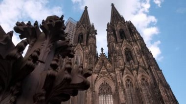 Kamera arkasında Kreuzblume heykel Köln Katedrali, Almanya, cephe ile geçmiş slaytlar. 