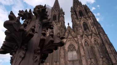 Kamera arkasında Kreuzblume heykel ile Köln Katedrali, Almanya ' nın aşağı tilts. 