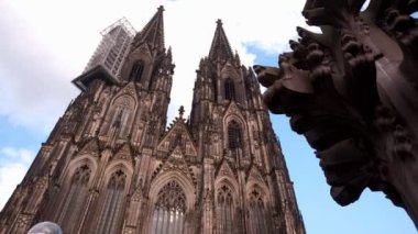 Kamera arkasında Kreuzblume heykel Köln Katedrali, Almanya, cephe ile geçmiş slaytlar. 
