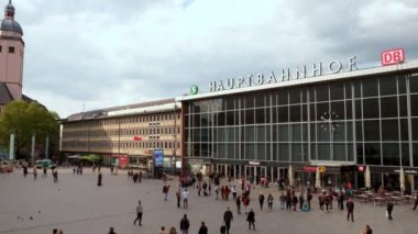 Bahnhofsvorplatz Cologne adlı arıyorum Domplatte üzerinden statik çekim tren istasyonu Almanya