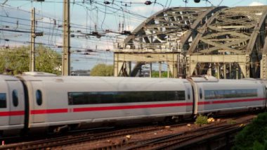 Statik klip bir Db şehirlerarası tren geçiş Hohenzollernbrucke Köln Almanya 