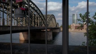 Kamera Hohenzollernbrucke Köln Almanya geçiş yayalar ortaya çıkarmak için yükselir