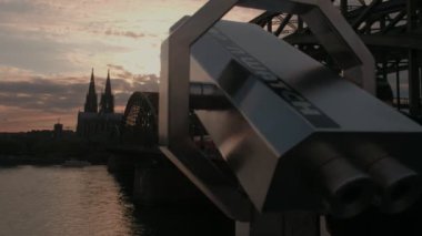 Geçmiş Hohenzollernbrucke ve Köln Katedrali susnet ortaya çıkarmak için dürbün kamera slaytlar