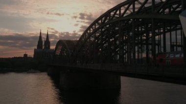 Geçmiş Hohenzollernbrucke ve Köln Katedrali günbatımında ortaya çıkarmak için dürbün kamera slaytlar