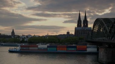Kamera Hohenzollernbrucke Köln Katedrali ile altında nehri mavna günbatımında Almanya'da izler