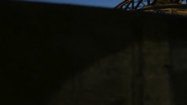 Kamera ışıkları ile gece Hohenzollernbrucke ve Köln Katedrali yükselir. Tren haçlar olarak mavi saat sırasında alınan 