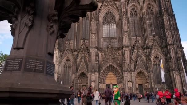 Câmera Inclina Escultura Kreuzblume Com Fachada Catedral Colônia Alemanha Atrás — Vídeo de Stock