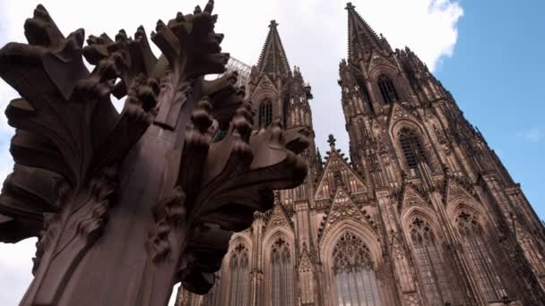 Camera Achter Dia Langs Kreuzblume Sculptuur Met Voorgevel Van Dom — Stockvideo