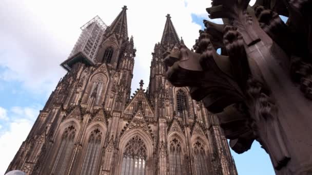 Fotocamera Scivola Oltre Scultura Kreuzblume Con Facciata Della Cattedrale Colonia — Video Stock