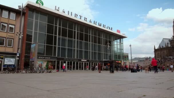 Kameran Bilder Låg Nivå Med Köln Tågstation Bakom Bahnhofsvorplatz Tyskland — Stockvideo