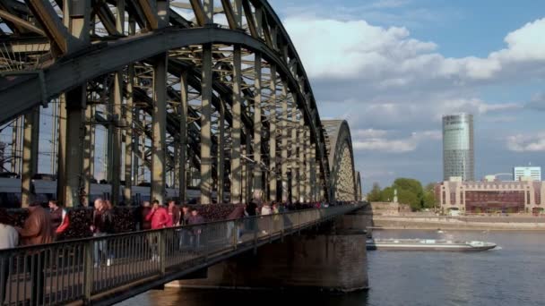 Clipe Estático Trem Intercity Atravessando Hohenzollernbrucke Colônia Alemanha Pedestres Também — Vídeo de Stock