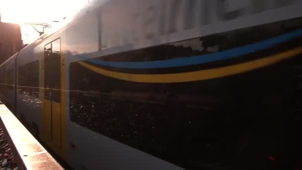 Köln Günbatımında Çıkış Yapan Kamera Tava Ile Bir Intercity Tren — Stok video