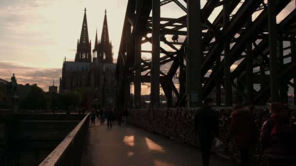 Fotgängare Korsar Hohenzollernbrucke Mot Cologne Domkyrka Tyskland Som Solen Går — Stockvideo