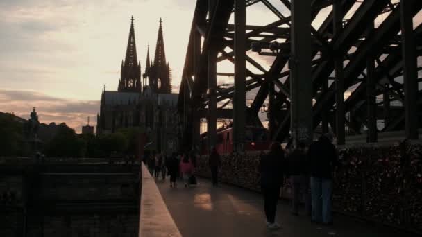 Kameran Bilder Med Fotgängare Korsar Hohenzollernbrucke Mot Cologne Domkyrka Tyskland — Stockvideo