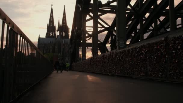 Kamera Geht Auf Fußgänger Überqueren Hohenzollernbrücke Richtung Kölner Dom Als — Stockvideo