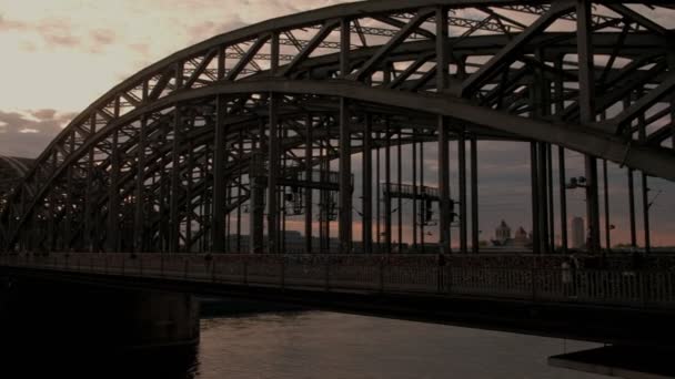 Pan Través Hohenzollernbrucke Catedral Colonia Atardecer Alemania — Vídeos de Stock