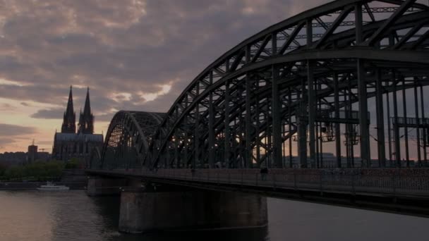 平底锅从 Hohenzollernbrucke 和科隆大教堂横跨莱茵河在德国在日落 — 图库视频影像