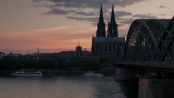 Hohenzollernbrucke 和科隆大教堂的静态夹子在日落在德国 — 图库视频影像