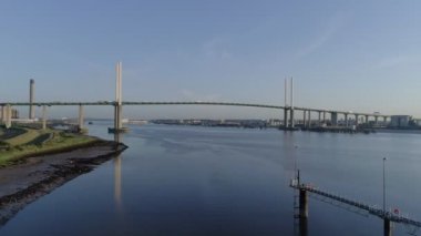 Kraliçe Elizabeth II köprü doğru Thames boyunca nehir bankadan dron yükselir