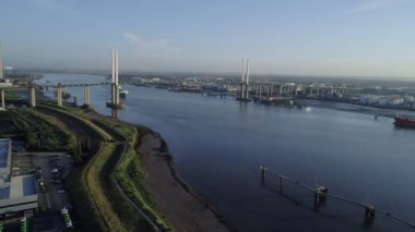 Drone yavaş Kraliçe Elizabeth II köprü doğru Thames Nehri kıyısında üzerinden uçar. 