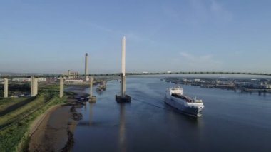 Kraliçe Elizabeth II köprünün altından geçen Adeline dron parça yanlara ro-ro yük geçmiş gemi