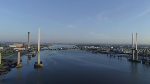 Wysoki Poziom Drone Porusza Się Powoli Kierunku Queen Elizabeth Bridge — Wideo stockowe