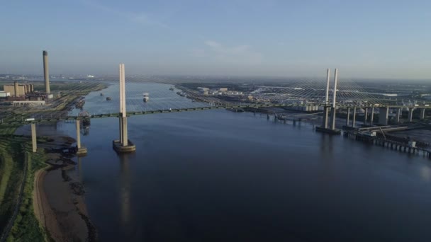 Drone Leci Powoli Tyłu Queen Elizabeth Bridge Jak Statek Odchodzi — Wideo stockowe