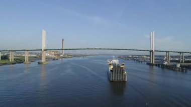 Ro-ro yük gemisi Victorine Qeii köprü son kıç arka planda olduğunu drone slaytlar